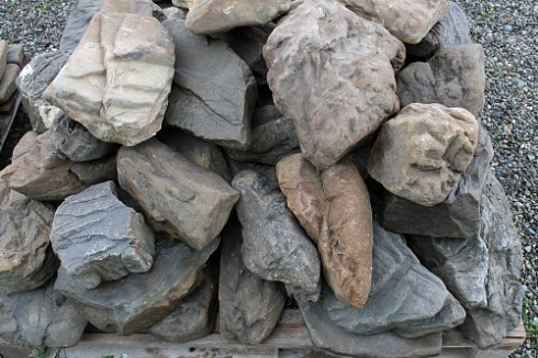 Kamenclub.ru: Песчаник декоративный ландшафтный (фр. 300-500 мм)  купить в Туле песчаник желтый рыжий серый зеленый валун речной окатанный природный песчаника 4 500 руб/т   фото КАМЕНЬ КЛУБ