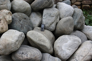 Kamenclub.ru: Речной валун Кабанчик фр.300-500 мм.  купить в Туле крупный природный камень галька серый, темно-серый речной валун галечник масштабный 7000 руб/т   фото КАМЕНЬ КЛУБ