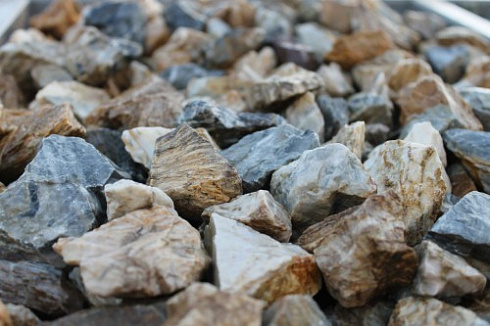 Kamenclub.ru: Мраморная крошка (щебень крошка медовый) фр. 20-40 мм.  купить в Туле мрамор бежевый рыжий желтый ландшафтная мраморная крошка 12000 руб/т   фото КАМЕНЬ КЛУБ