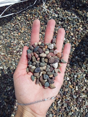 Kamenclub.ru: Галька речная окат цветная фр.5-10 мм. купить  в Туле галька речная белый, серый, красноватый, синий, темно-серый речная окатанная галька декоративная 6800 руб/т   фото КАМЕНЬ КЛУБ