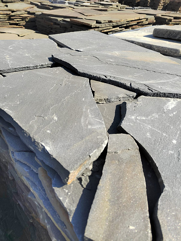 Kamenclub.ru: Песчаник пластушка светло-серый (3,0 см)  купить в Туле песчаник светло-серый, серый песчаник рваный ландшафтный колотый 13800 руб/м3   фото КАМЕНЬ КЛУБ