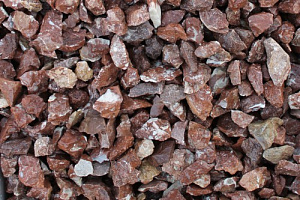 Kamenclub.ru: Мраморная крошка (щебень крошка розовый) фр. 40-70 мм.  купить в Туле мрамр розовый, красный мраморный декоративный 11000 руб/т   фото КАМЕНЬ КЛУБ