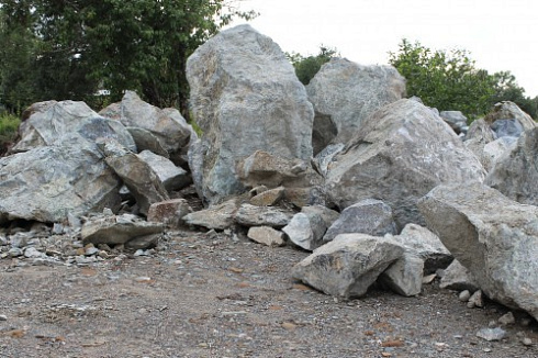 Kamenclub.ru: Змеевик скальник фр. 500-1500 мм.  купить в Туле змеевик зеленый серый черный глыба скальная колотая 7500 руб/т   фото КАМЕНЬ КЛУБ