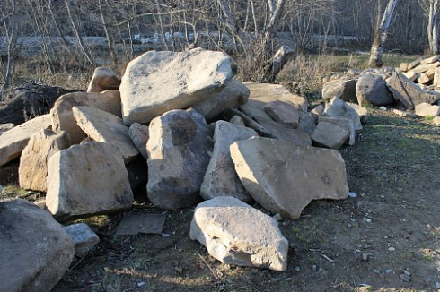 Kamenclub.ru: Песчаник плиты - плахи - пошаговые дорожки (фр. 70-150 мм)  купить в Туле песчаник серый бежевый желтый зеленый колотый песчаник строительный 6500 руб/т   фото КАМЕНЬ КЛУБ