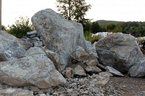 Kamenclub.ru: Змеевик скальник фр. 500-1500 мм.  купить в Туле змеевик зеленый серый черный глыба скальная колотая 7500 руб/т   фото КАМЕНЬ КЛУБ