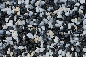 Kamenclub.ru: Мраморная крошка (щебень галтованный микс:белый-черный) фр.10-20 мм.  купить в Туле мрамор белый, черный окатанные округлые декоративные ландшафтные камни щебня 15500 руб/т   фото КАМЕНЬ КЛУБ
