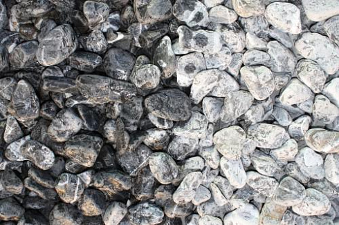 Kamenclub.ru: Щебень галтованный черный (мрамор) фр.20-40 мм.  купить в Туле мрамор черный с белыми прожилками мрамор окатанный округлый 15000 руб/т   фото КАМЕНЬ КЛУБ