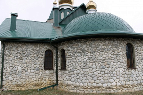 Kamenclub.ru: Галька речная плоская (бело-серая) фр. 100-200-300 мм. купить  в Туле галька речная плоская серый, белый, бело-серый, серо-белый речная галька плоская  9000 руб/т   фото КАМЕНЬ КЛУБ