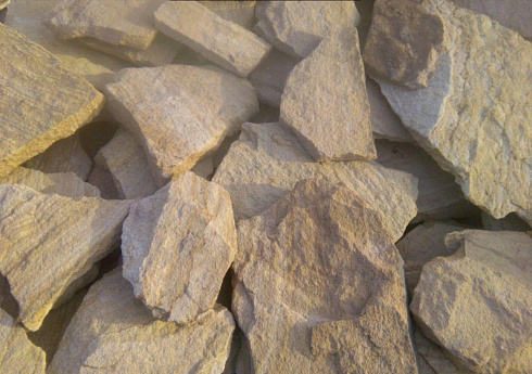 Kamenclub.ru: Песчаник пластушка "фонтанка" желтая (3,0 - 5,0 см)  купить в Туле песчаник желтая, рыжий, желтый песчаник колотый рваный со сколом облицовочный 16200 руб/м3   фото КАМЕНЬ КЛУБ