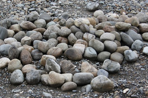 Kamenclub.ru: Речной валун (Ассорти) фр.100-300 мм.  купить в Туле галечник серый, темно-серый, светло-серый речная галька крупных размеров 4200 руб/т   фото КАМЕНЬ КЛУБ