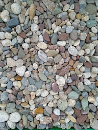 Kamenclub.ru: Галька горная речная окат (цветная) фр. 20-40 мм. купить  в Туле галька речная серый синий бежевый белый окатанная речная галька ландшафтная 6800 руб/т   фото КАМЕНЬ КЛУБ