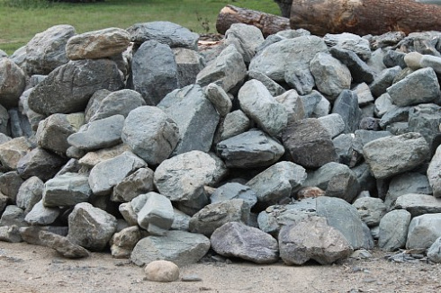 Kamenclub.ru: Гранит скальник (серо-зеленый) фр. 100-500 мм.  купить в Туле гранит зеленый, серый, салатовый крупный ландшафтный валун 6 000 руб/т   фото КАМЕНЬ КЛУБ