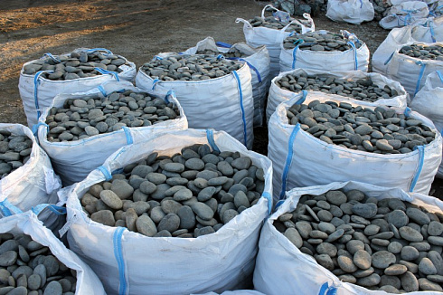 Kamenclub.ru: Галька речная плоская (ассорти) фр. 100-200-300 мм. купить  в Туле галька плоская разноцветная серый белый темно-серый синий речная галька ландшафтная 8000 руб/т   фото КАМЕНЬ КЛУБ