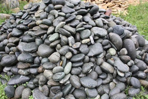 Kamenclub.ru: Темно-серый валунчик фр.100-300 мм.  купить в Туле крупный природный камень серый, темно-серый, светло-серый речная галька большого размера окатанная 4500 руб/т   фото КАМЕНЬ КЛУБ
