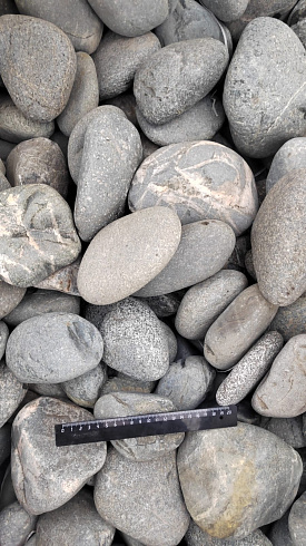 Kamenclub.ru: Галька речная окат (темно-серая) фр. 70-150 мм. купить  в Туле галька речная темно-серая, синяя, серая речная галька округлая  8000 руб/т   фото КАМЕНЬ КЛУБ