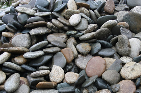 Kamenclub.ru: Галька речная плоская (ассорти) фр. 100-200-300 мм. купить  в Туле галька плоская разноцветная серый белый темно-серый синий речная галька ландшафтная 8000 руб/т   фото КАМЕНЬ КЛУБ