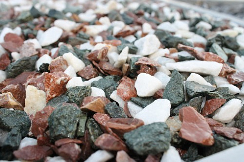 Kamenclub.ru: Мраморная крошка (щебень крошка микс: белый-зеленый-розовый) фр. 10-20 мм.  купить в Туле мрамор белый, зеленый, розовый декоративный ландшафтный колотый щебень 12000 руб/т   фото КАМЕНЬ КЛУБ