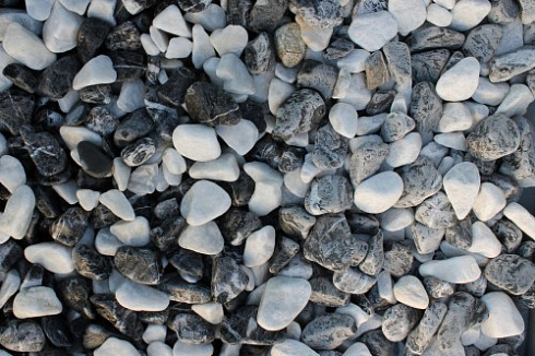 Kamenclub.ru: Мраморная крошка (щебень галтованный микс:: белый-черный) фр.20-40 мм  купить в Туле мрамор белый, черный мраморный галтованный щебень 15500 руб/т   фото КАМЕНЬ КЛУБ