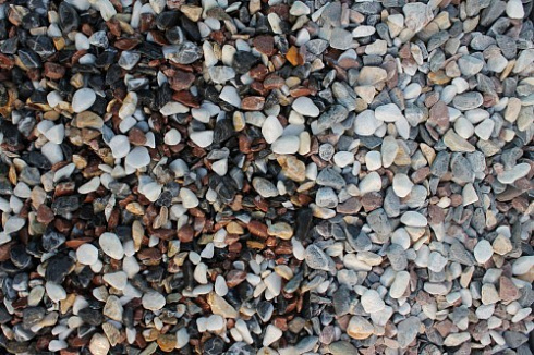 Kamenclub.ru: Мраморная крошка (щебень галтованный микс:белый-черный-розовый-медовый) фр.10-20 мм.  купить в Туле мрамор белый, медовый, черный, розовый мраморный декоративный ландшафтный окатанный округлый галтованный щебень 15500 руб/т   фото КАМЕНЬ КЛУБ