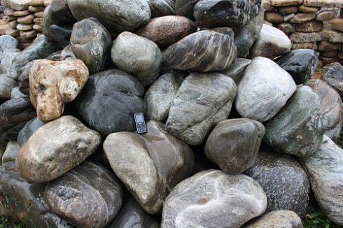 Kamenclub.ru: Речной валун Кабанчик фр.300-500 мм.  купить в Туле крупный природный камень галька серый, темно-серый речной валун галечник масштабный 7000 руб/т   фото КАМЕНЬ КЛУБ