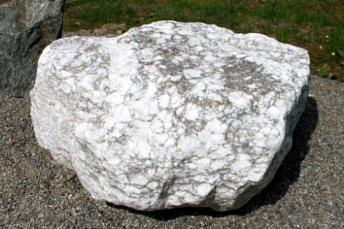 Kamenclub.ru: Мраморизированный известняк фр.500-1500 мм.  купить в Туле    10000 руб/т   фото КАМЕНЬ КЛУБ