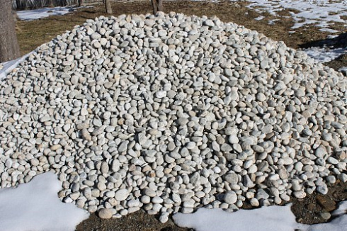 Kamenclub.ru: Галька речная окат (серо-белая) фр. 70-120 мм купить  в Туле галька галечник бело-серая, серо-белая, серая, белая речная природная галька  8000 руб/т   фото КАМЕНЬ КЛУБ