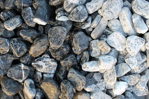 Kamenclub.ru: Щебень галтованный черный (мрамор) фр. 50-100 мм.  купить в Туле мрамор черный с белыми прожилками щебень ландшафтный мраморный 15000 руб/т   фото КАМЕНЬ КЛУБ