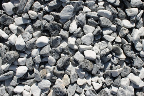 Kamenclub.ru: Мраморная крошка (щебень галтованный микс:: белый-черный) фр.20-40 мм  купить в Туле мрамор белый, черный мраморный галтованный щебень 15500 руб/т   фото КАМЕНЬ КЛУБ