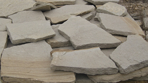 Kamenclub.ru: Песчаник пластушка светло-серый (2,0 см)  купить в Туле плитняк- ластушка светло-серый, серый рваный ландшафтный плитняк колотый 13800 руб/м3   фото КАМЕНЬ КЛУБ