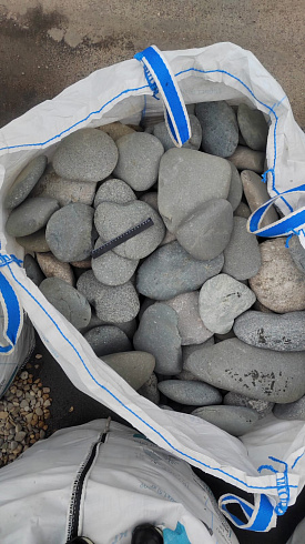 Kamenclub.ru: Галька речная плоская (темно-серая) фр. 70-150 мм. купить  в Туле галечник природный темно-серый серый синий речная плоская природная окатанная  9000 руб/т   фото КАМЕНЬ КЛУБ