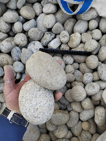 Kamenclub.ru: Галька речная окат (серо-белая) фр. 70-120 мм купить  в Туле галька галечник бело-серая, серо-белая, серая, белая речная природная галька  8000 руб/т   фото КАМЕНЬ КЛУБ