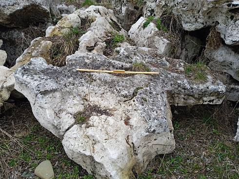 Kamenclub.ru: Выветренный известняк (степной) фр. 500-1500 мм.  купить в Туле    10000 руб/т   фото КАМЕНЬ КЛУБ