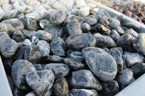 Kamenclub.ru: Щебень галтованный черный (мрамор) фр.20-40 мм.  купить в Туле мрамор черный с белыми прожилками мрамор окатанный округлый 15000 руб/т   фото КАМЕНЬ КЛУБ