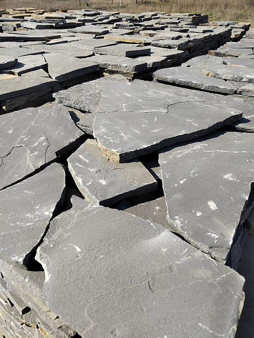 Kamenclub.ru: Песчаник пластушка светло-серый (2,0 см)  купить в Туле плитняк- ластушка светло-серый, серый рваный ландшафтный плитняк колотый 13800 руб/м3   фото КАМЕНЬ КЛУБ