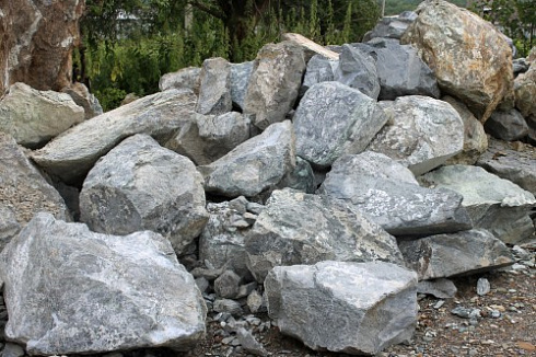 Kamenclub.ru: Змеевик скальник фр. 500-1500 мм.  купить в Туле змеевик зеленый серый черный глыба скальная колотая 7500 руб/т   фото КАМЕНЬ КЛУБ