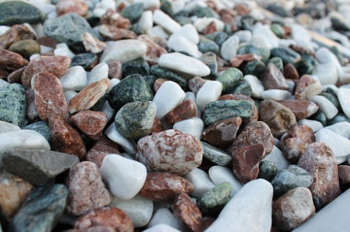 Kamenclub.ru: Мраморная крошка (щебень галтованный микс:белый-зеленый-розовый) фр.20-40 мм.  купить в Туле мрамор белый, зеленый, розовый мрамор декоративный (галтовка) 15500 руб/т   фото КАМЕНЬ КЛУБ