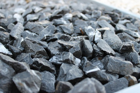 Kamenclub.ru: Щебень крошка черный (мрамор) фр. 10-20 мм.  купить в Туле мрамор черный с белыми прожилками, черный, белый каменная ландшафтная декоративная крошка щебня 11000 руб/т   фото КАМЕНЬ КЛУБ