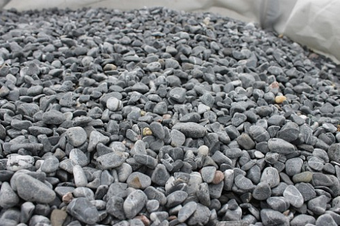 Kamenclub.ru: Щебень галтованный черный (мрамор) фр.10-20 мм.  купить в Туле мрамор черный с белыми прожилками, черный, белый окатанный округлый ландшафтный декоративный щебень 15000 руб/т   фото КАМЕНЬ КЛУБ