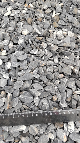 Kamenclub.ru: Щебень галтованный черный (мрамор) фр.10-20 мм.  купить в Туле мрамор черный с белыми прожилками, черный, белый окатанный округлый ландшафтный декоративный щебень 15000 руб/т   фото КАМЕНЬ КЛУБ