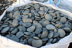 Kamenclub.ru: Галька речная плоская (темно-серая) фр. 100-200-300 мм. купить в Туле галька речная плоская темно-серый, серый, синий речной галечник плоский 9000 руб/т   фото КАМЕНЬ КЛУБ