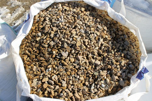 Kamenclub.ru: Щебень крошка желтый (песчаник) фр. 20-40 мм.  купить в Туле песчаник бежевый рыжий каменная крошка песчаника 9500 руб/т   фото КАМЕНЬ КЛУБ