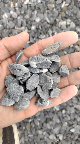 Kamenclub.ru: Щебень галтованный черный (мрамор) фр.10-20 мм.  купить в Туле мрамор черный с белыми прожилками, черный, белый окатанный округлый ландшафтный декоративный щебень 15000 руб/т   фото КАМЕНЬ КЛУБ