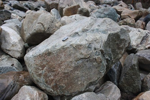 Kamenclub.ru: Гранит скальник (серо-зеленый) фр. 500-1500 мм.  купить в Туле гранит мрамор  серый зеленый темно-серый глыба скальная колотая ландшафтная 7 500 руб/т   фото КАМЕНЬ КЛУБ