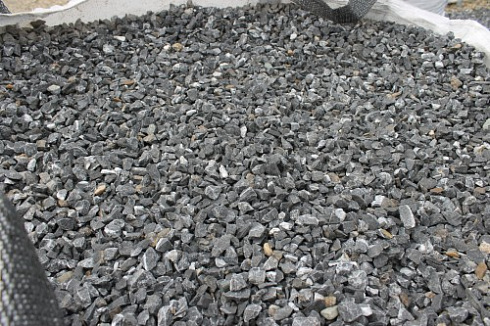 Kamenclub.ru: Щебень крошка черный (мрамор) фр. 10-20 мм.  купить в Туле мрамор черный с белыми прожилками, черный, белый каменная ландшафтная декоративная крошка щебня 11000 руб/т   фото КАМЕНЬ КЛУБ