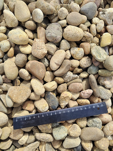 Kamenclub.ru: Галька речная окат рыжая фр. 20-40 мм. купить  в Туле галька речная окатанная рыжая желтая серая округлая речная галька 5000 руб/т   фото КАМЕНЬ КЛУБ