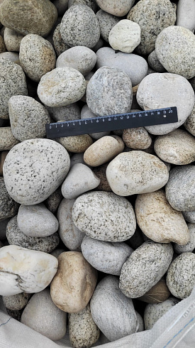 Kamenclub.ru: Галька речная окат (серо-белая) фр. 70-120 мм купить  в Туле галька галечник бело-серая, серо-белая, серая, белая речная природная галька  8000 руб/т   фото КАМЕНЬ КЛУБ