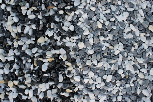 Kamenclub.ru: Мраморная крошка (щебень галтованный микс:белый-черный) фр.10-20 мм.  купить в Туле мрамор белый, черный окатанные округлые декоративные ландшафтные камни щебня 15500 руб/т   фото КАМЕНЬ КЛУБ