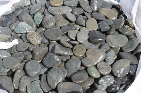 Kamenclub.ru: Галька речная плоская (темно-серая) фр. 100-200-300 мм. купить  в Туле галька речная плоская темно-серый, серый, синий речной галечник плоский 9000 руб/т   фото КАМЕНЬ КЛУБ