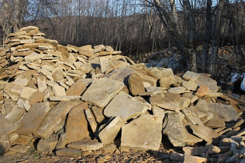 Kamenclub.ru: Песчаник плиты - плахи - пошаговые дорожки (фр. 70-150 мм)  купить в Туле песчаник серый бежевый желтый зеленый колотый песчаник строительный 6500 руб/т   фото КАМЕНЬ КЛУБ