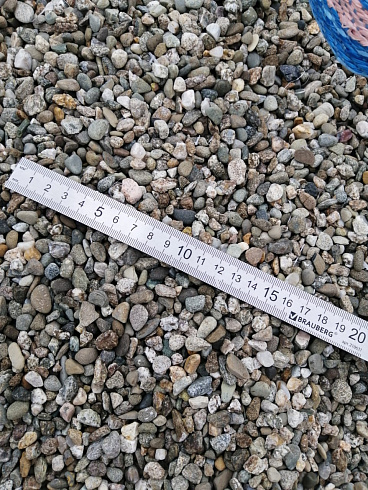 Kamenclub.ru: Галька речная окат (серая) фр.3-5 мм купить  в Туле галька речная серая бежевый темно-серый окатанный речной камень округлый 9500 руб/т   фото КАМЕНЬ КЛУБ